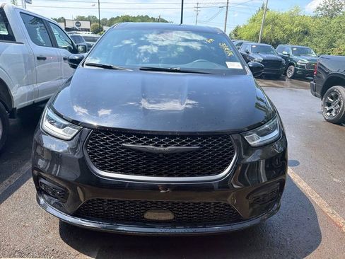 Used 2024 Chrysler Pacifica Limited FWD image 2