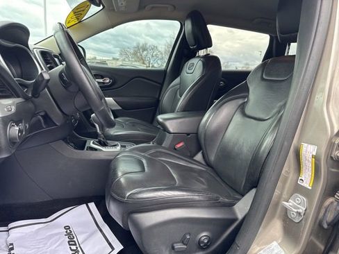 Used 2017 Jeep Cherokee Overland w/ Technology Group FWD image 19