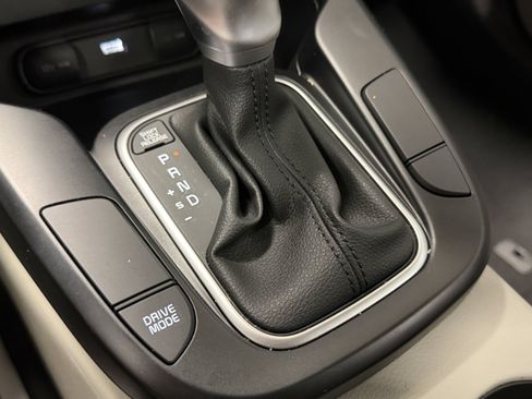 Used 2025 Kia Soul LX w/ LX Technology Package FWD image 12
