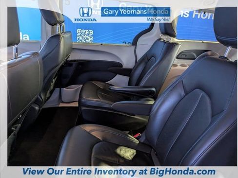 Used 2021 Chrysler Pacifica Touring-L image 16