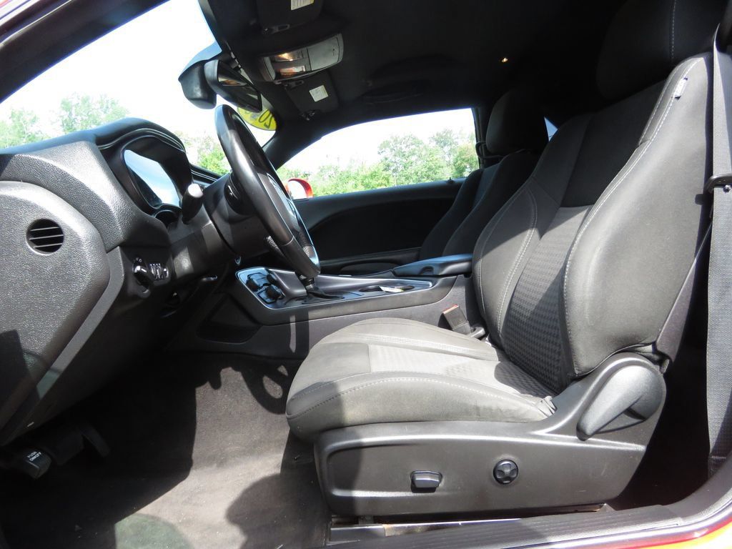 Used 2016 Dodge Challenger SXT RWD image 10