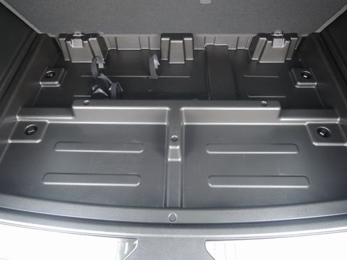 Used 2025 Chevrolet Suburban High Country image 36