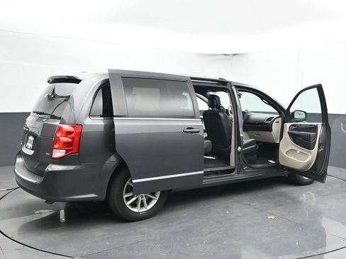 Used 2018 Dodge Grand Caravan SXT image 38