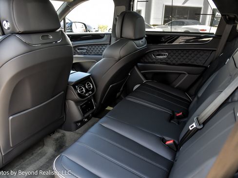 Used 2023 Bentley Bentayga Plug-In Hybrid AWD/4WD image 28