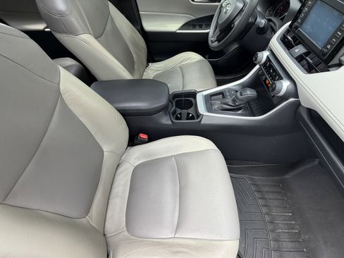 Used 2019 Toyota RAV4 XLE w/ Convenience Package FWD image 44