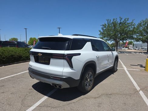 Used 2025 Chevrolet Traverse LT FWD image 7