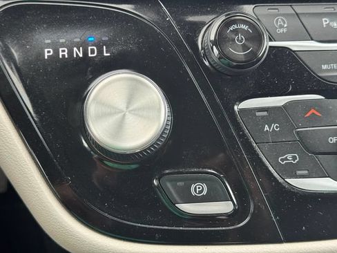 Certified 2024 Chrysler Pacifica Touring-L FWD image 34