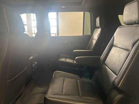 Used 2023 GMC Yukon XL SLT w/ SLT Luxury Package image 11