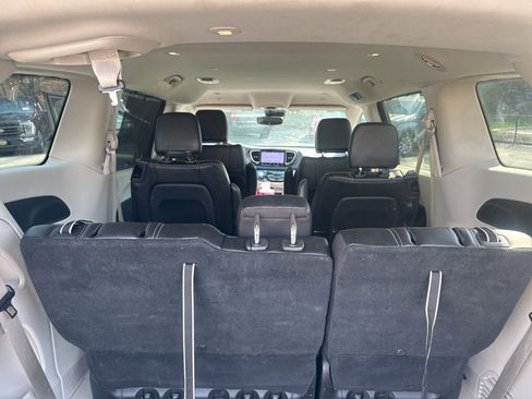 Used 2023 Chrysler Pacifica Touring-L image 16