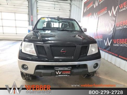 Used 2014 Nissan Frontier SL w/ SL Moonroof Package image 2