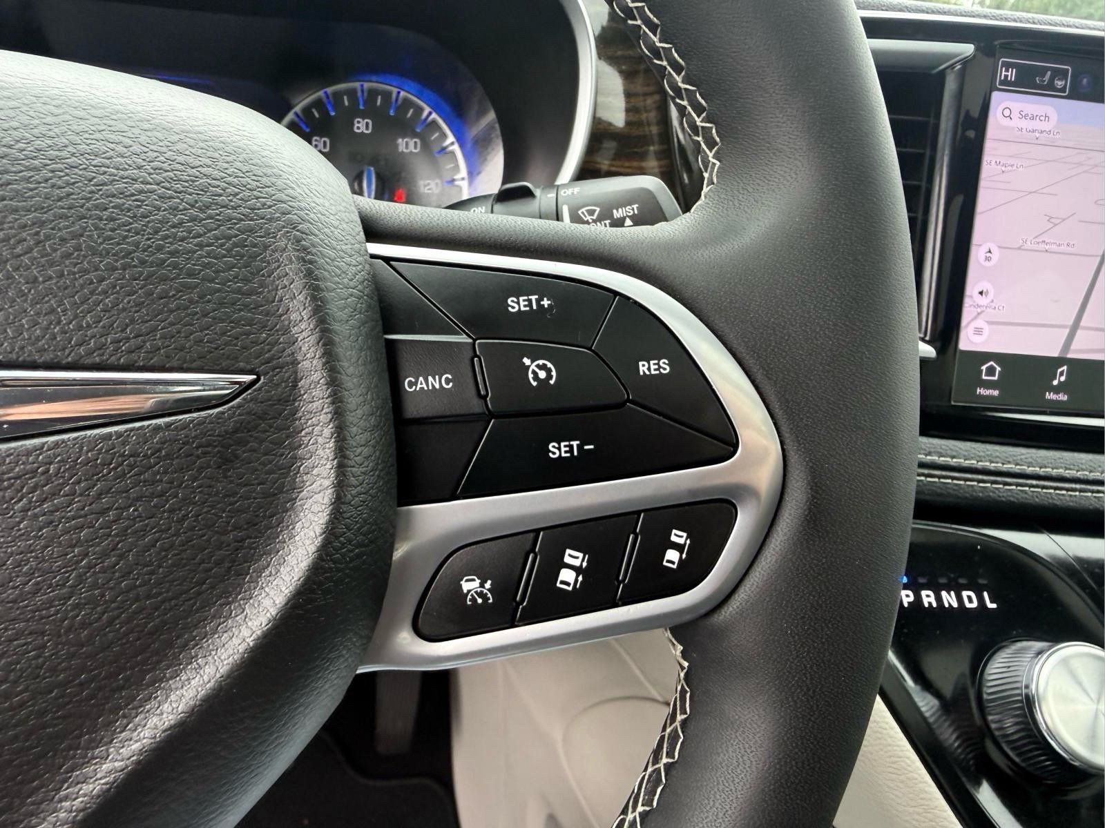 Used 2024 Chrysler Pacifica Limited FWD image 30