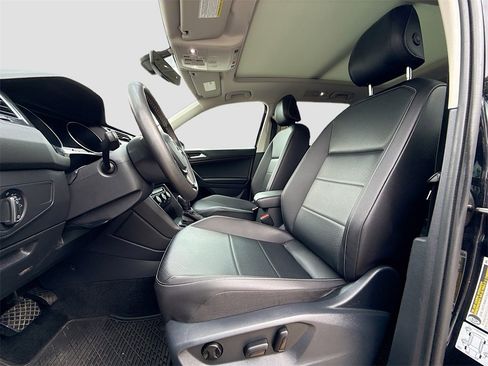 Used 2021 Volkswagen Tiguan SE w/ Panoramic Sunroof Package image 21