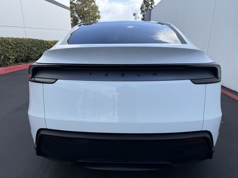 Used 2026 Tesla Model Y Long Range RWD image 9