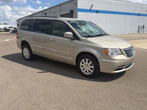 Used 2016 Chrysler Town & Country Touring FWD image 7