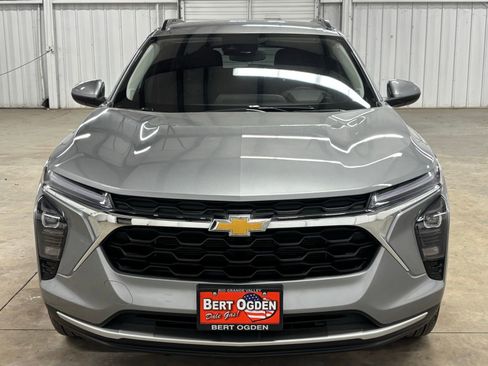 Used 2026 Chevrolet Trax LT w/ Driver Confidence Package FWD image 3