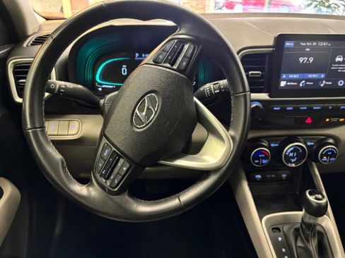 Used 2024 Hyundai Venue SEL image 10