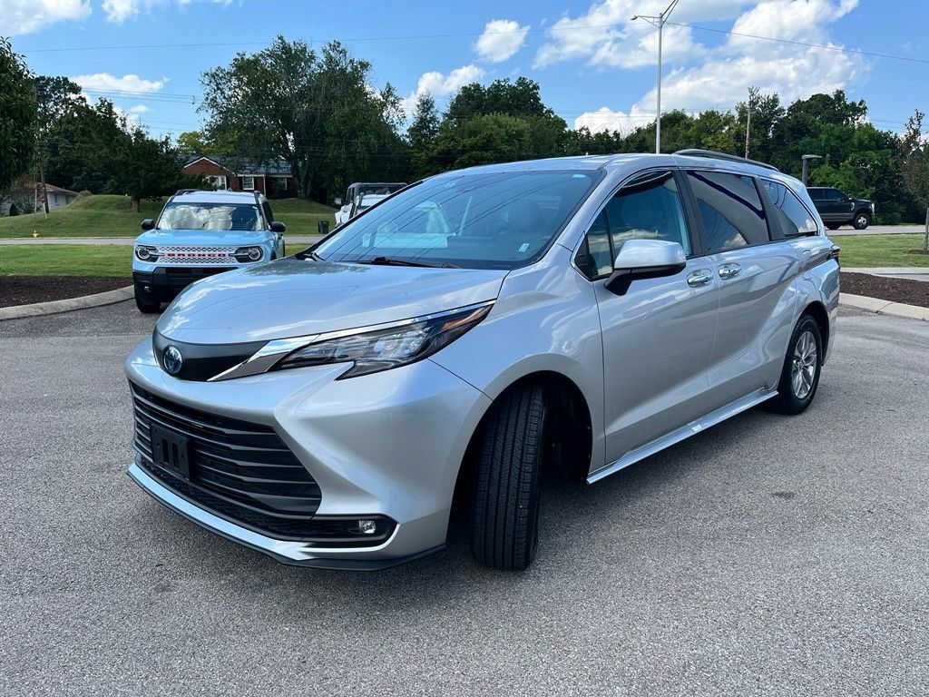 Used 2025 Toyota Sienna XLE FWD image 3