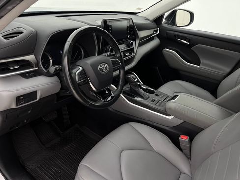 Used 2021 Toyota Highlander XLE AWD/4WD image 12