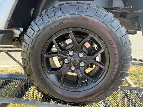 Used 2018 Jeep Wrangler Unlimited Sahara AWD/4WD image 5