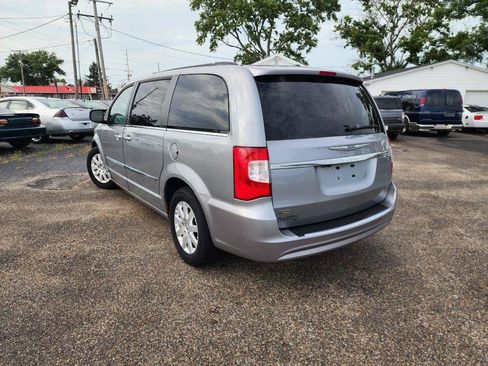 Used 2014 Chrysler Town & Country Touring FWD image 7
