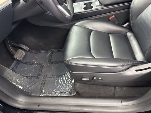 Used 2022 Tesla Model Y Long Range image 30