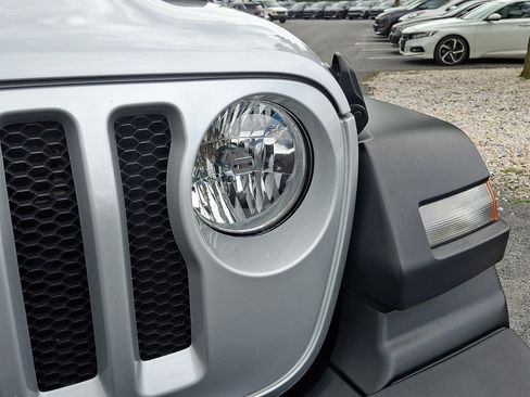 Used 2023 Jeep Wrangler Sport AWD/4WD image 9