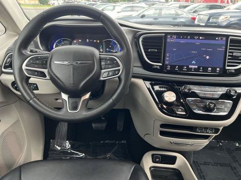 Used 2024 Chrysler Pacifica Limited FWD image 15