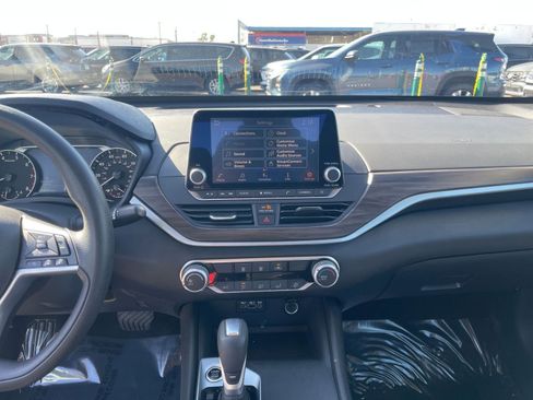 Used 2025 Nissan Altima 2.5 SV image 17