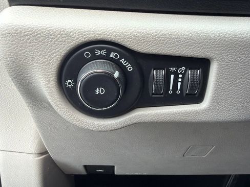 Used 2020 Chrysler Pacifica Touring-L FWD image 20