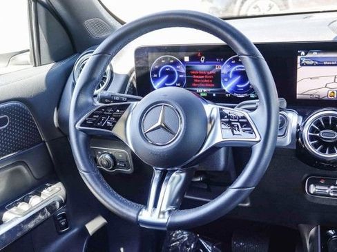 Used 2024 Mercedes-Benz EQB 300 4MATIC image 15