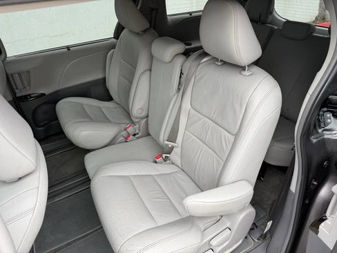 Used 2018 Toyota Sienna XLE Premium w/ Carpet Mat Package image 12