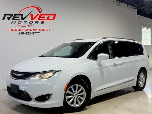 Used 2017 Chrysler Pacifica Touring-L FWD image 1