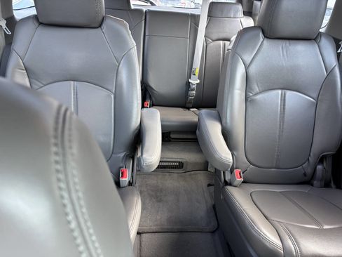 Used 2015 GMC Acadia SLE image 18