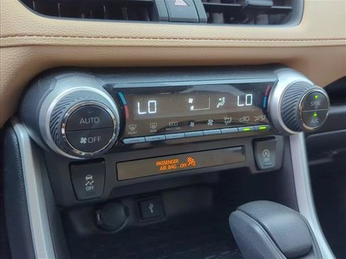 Used 2022 Toyota RAV4 XLE AWD/4WD image 19