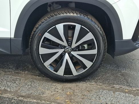 Certified 2023 Volkswagen Taos SE FWD image 8