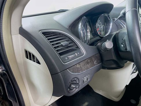 Used 2015 Chrysler Town & Country Touring image 8