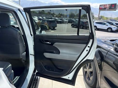 Used 2022 Toyota Highlander XLE AWD/4WD image 33