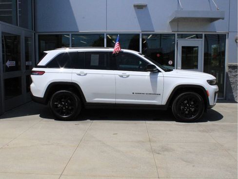 Used 2026 Jeep Grand Cherokee Altitude AWD/4WD image 4
