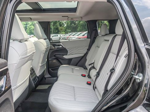 New 2025 Mitsubishi Outlander AWD image 23