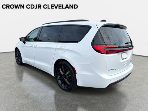 Used 2025 Chrysler Pacifica Limited FWD image 7