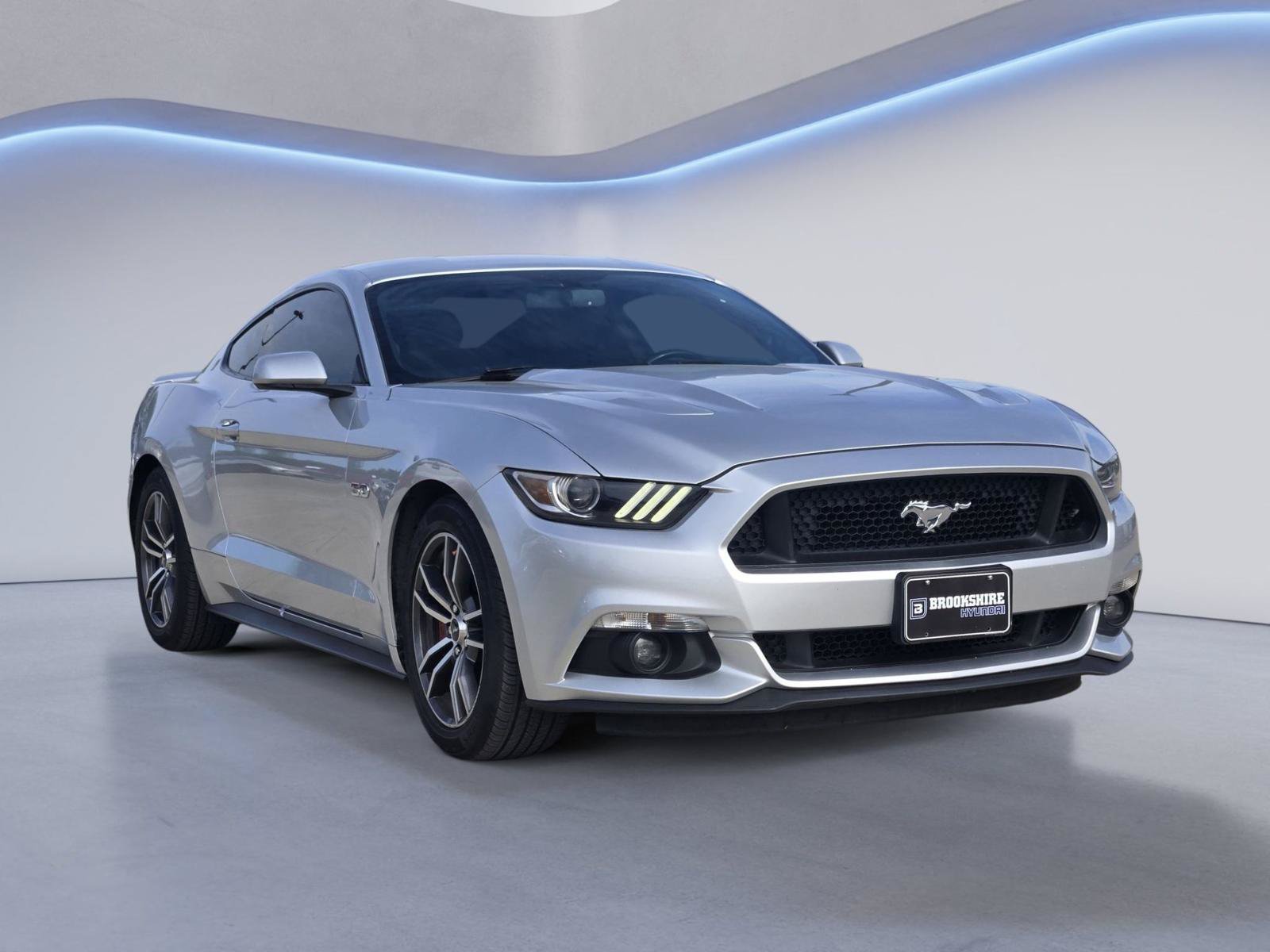 Used 2017 Ford Mustang GT RWD image 3