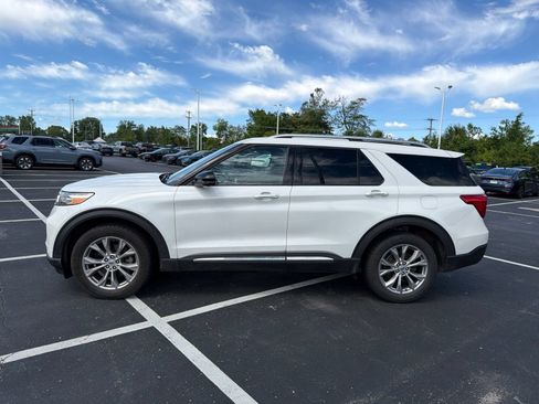 Used 2021 Ford Explorer Limited w/ Equipment Group 301A AWD/4WD image 3