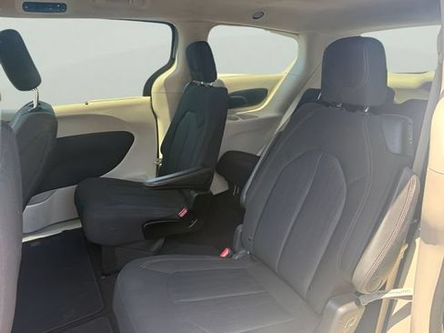 Used 2020 Chrysler Pacifica Touring w/ Advanced Safetytec Group FWD image 11
