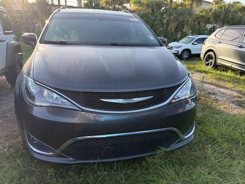 Used 2018 Chrysler Pacifica Touring-L FWD image 2
