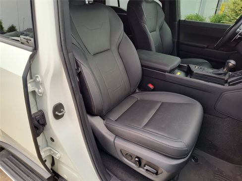 Used 2024 Lexus GX 550 w/ Accessory Package (Z1) AWD/4WD image 24