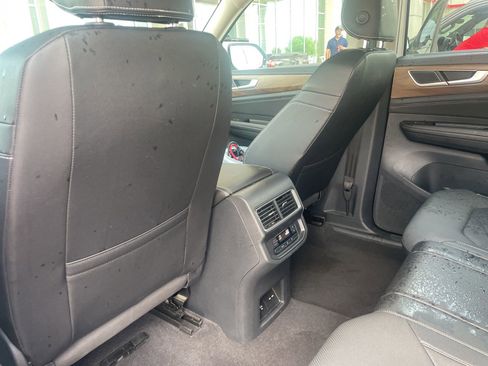 Used 2025 Volkswagen Atlas SE image 16