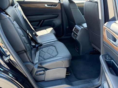 Used 2025 Volkswagen Atlas SE image 24