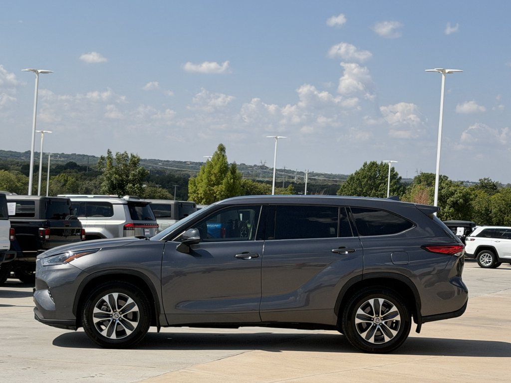 Used 2021 Toyota Highlander XLE FWD image 3