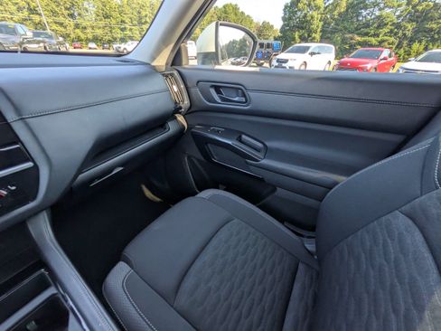 Used 2025 Nissan Pathfinder SV AWD/4WD image 17