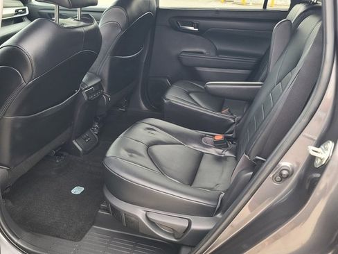 Used 2023 Toyota Highlander XLE image 17